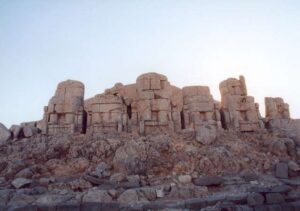 nemrut dağı.teraslar.5 kralınbulunduğu teras.1