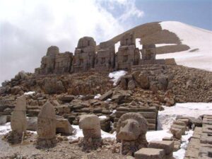 nemrut dağı.teraslar.5 kralınbulunduğu teras.2