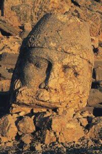 tanrı heykelleri. zeus-oromasdes. batı tarafından.1