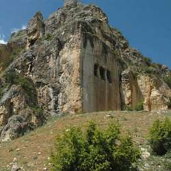 taşköprü.kale kapı kaya mezarı.