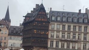 2018.01.26-2-Strazburg.10.Katedral meydanı.Şişelerden yapılan bina.1a