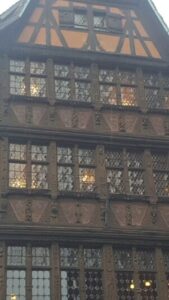 2018.01.26-2-Strazburg.10.Katedral meydanı.Şişelerden yapılan bina.1c