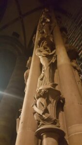 2018.01.26-2-Strazburg.11.Katedral.6.İçi.12.Melekler sütunu.13d
