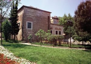 fener-kadin-eserleri-kutuphanesi-1