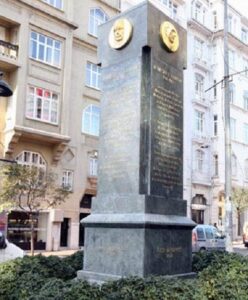 hüsrev gerede anıtı.2