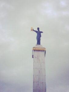 altınpost heykeli.1